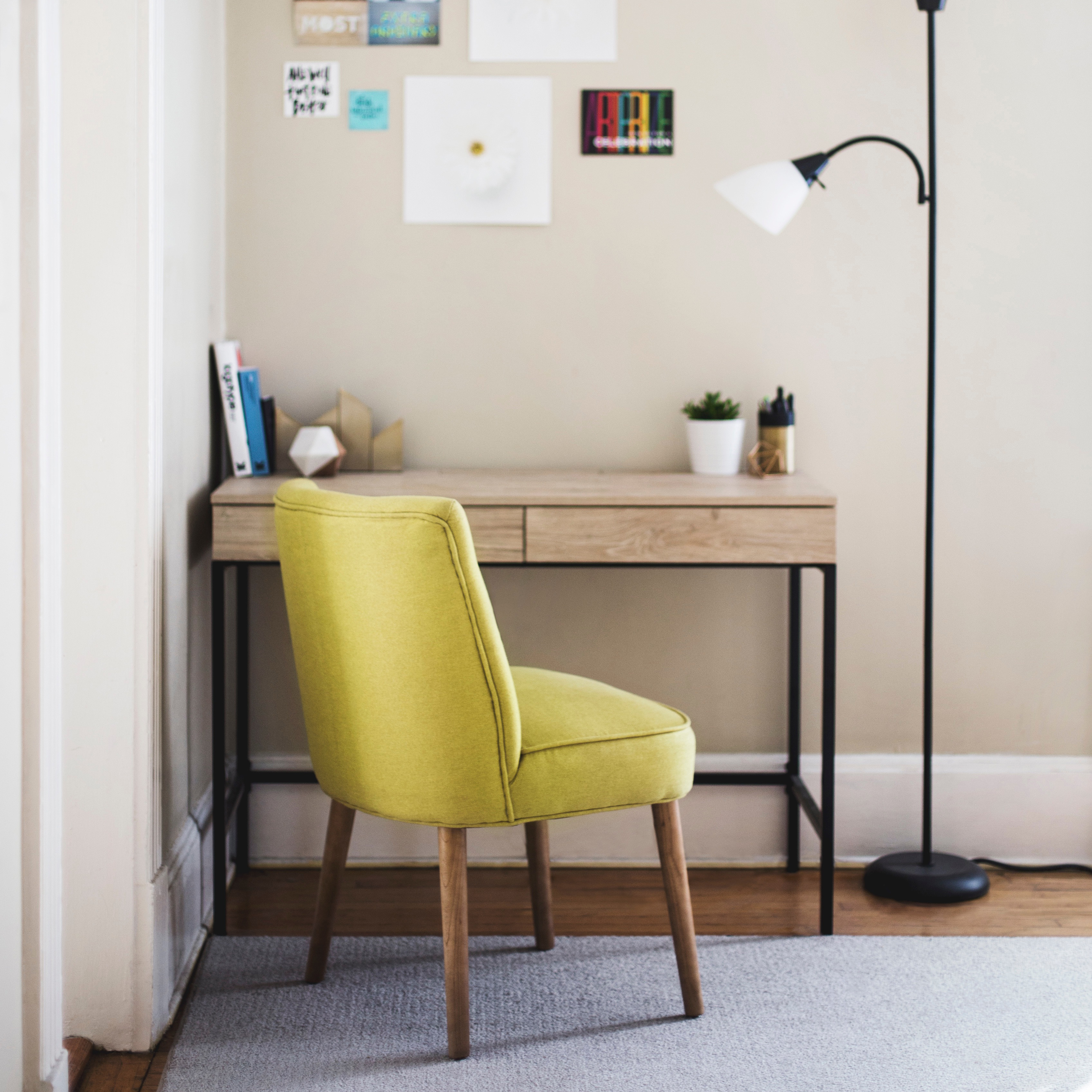 Roamlike Wohnzimmer Ecke mit limettenfarbenem Stuhl Schreibtisch Kunst und Lampe 2