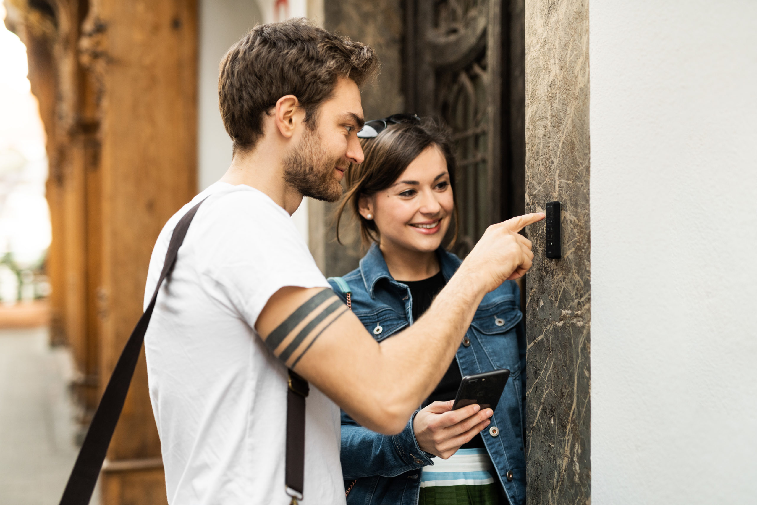 Airbnb Gäste beim der Ankunft - Easy access via NUKI Smart Home Schloss